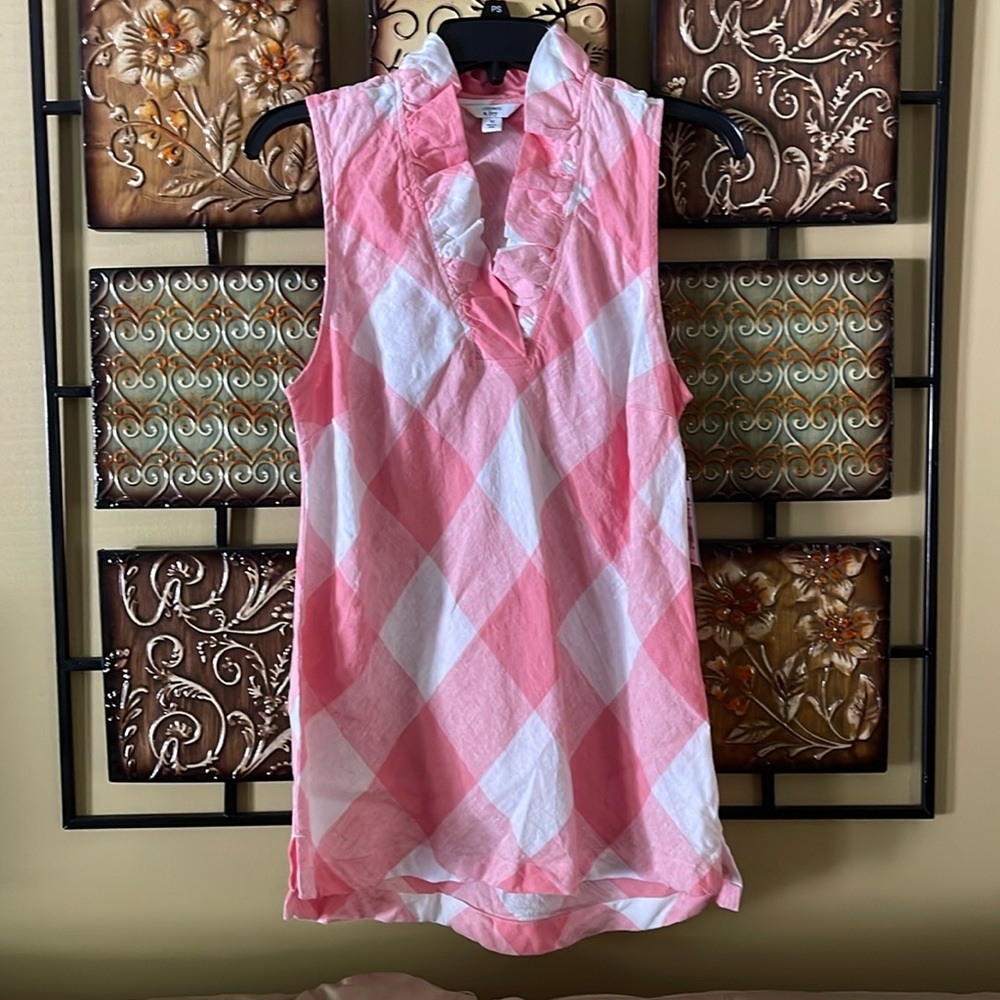 Crown and Ivy top size medium new with tags!